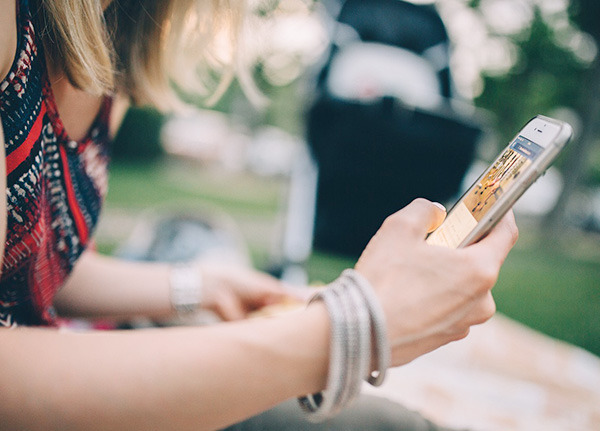 女子高生なのに老眼！？　「スマホ老眼」に気をつけて！