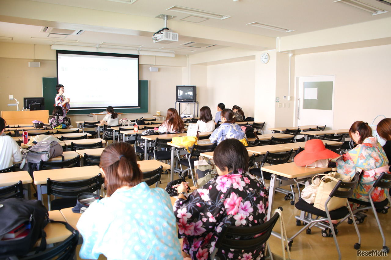 浴衣を着て授業に参加する学生たち。浴衣を持っていない学生にはレンタルも（撮影：市原達也）