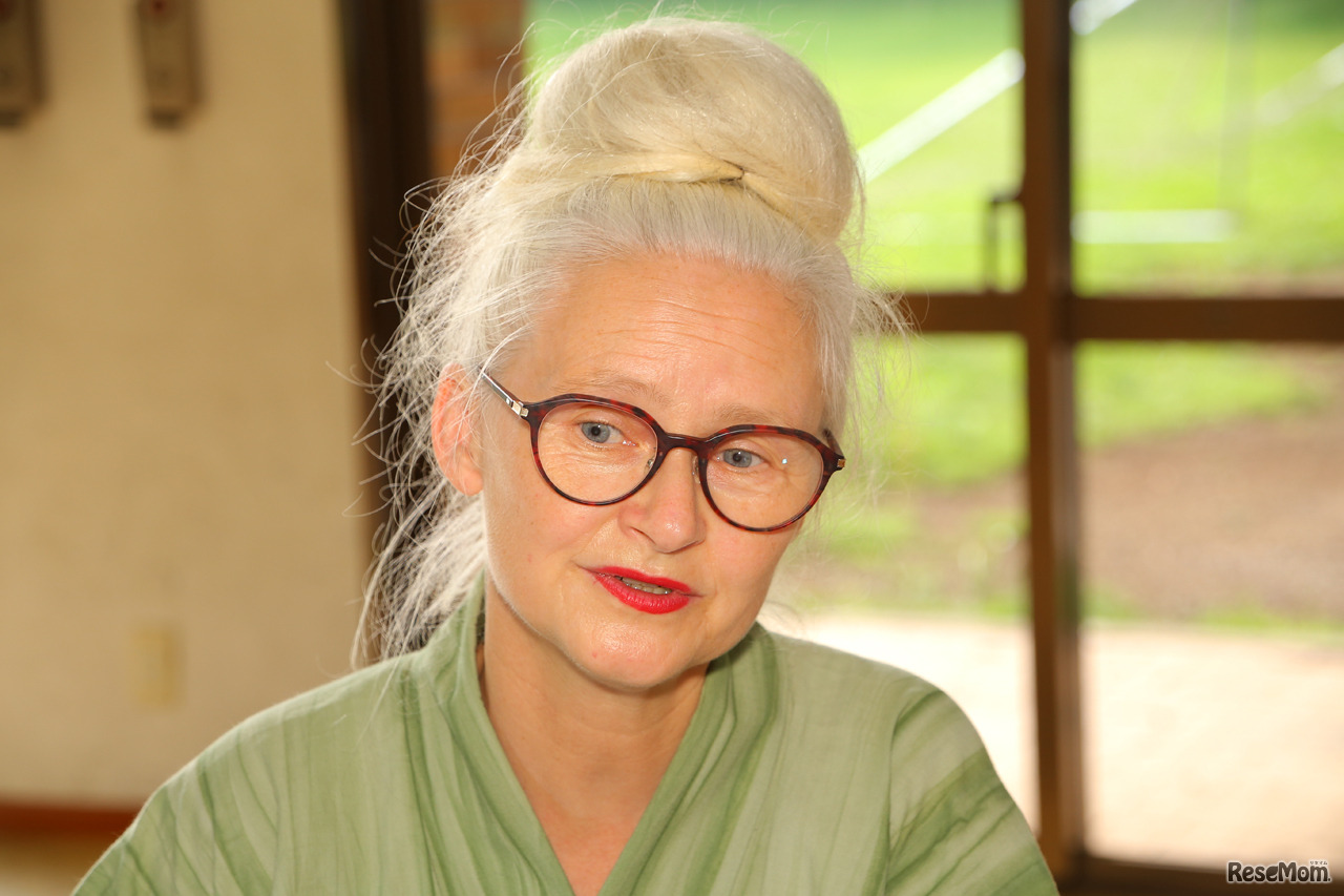 語学教育セクターのシーラ・クリフ教授。1985年に初来日。神社の骨董市で着物と出合い虜に。日本文化をもっと知りたくて、東北地方まで1,000キロの道のりを自転車で走破した（撮影：市原達也）