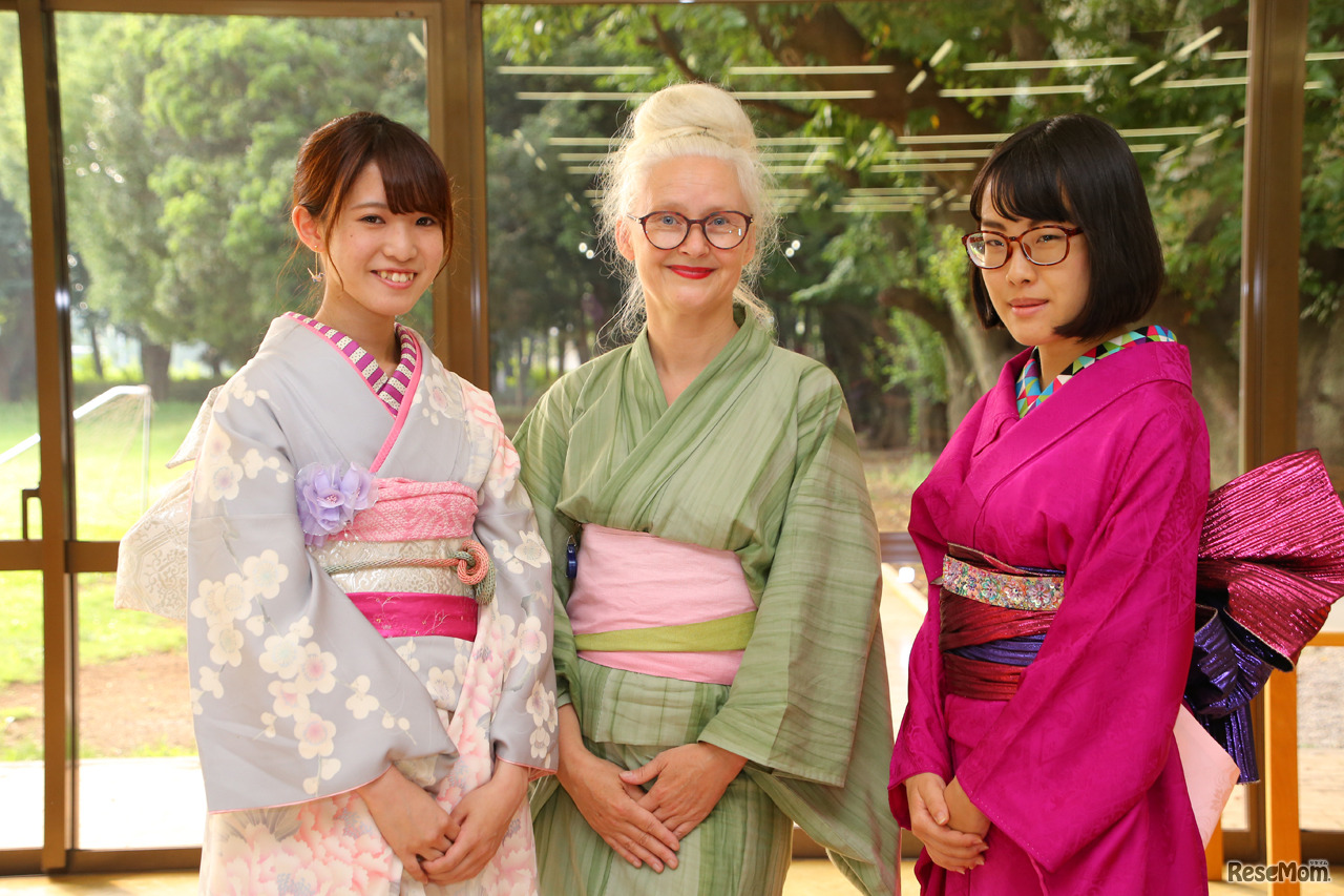 シーラ・クリフ教授を囲む内山詠美里さんと玉野遥さん（撮影：市原達也）