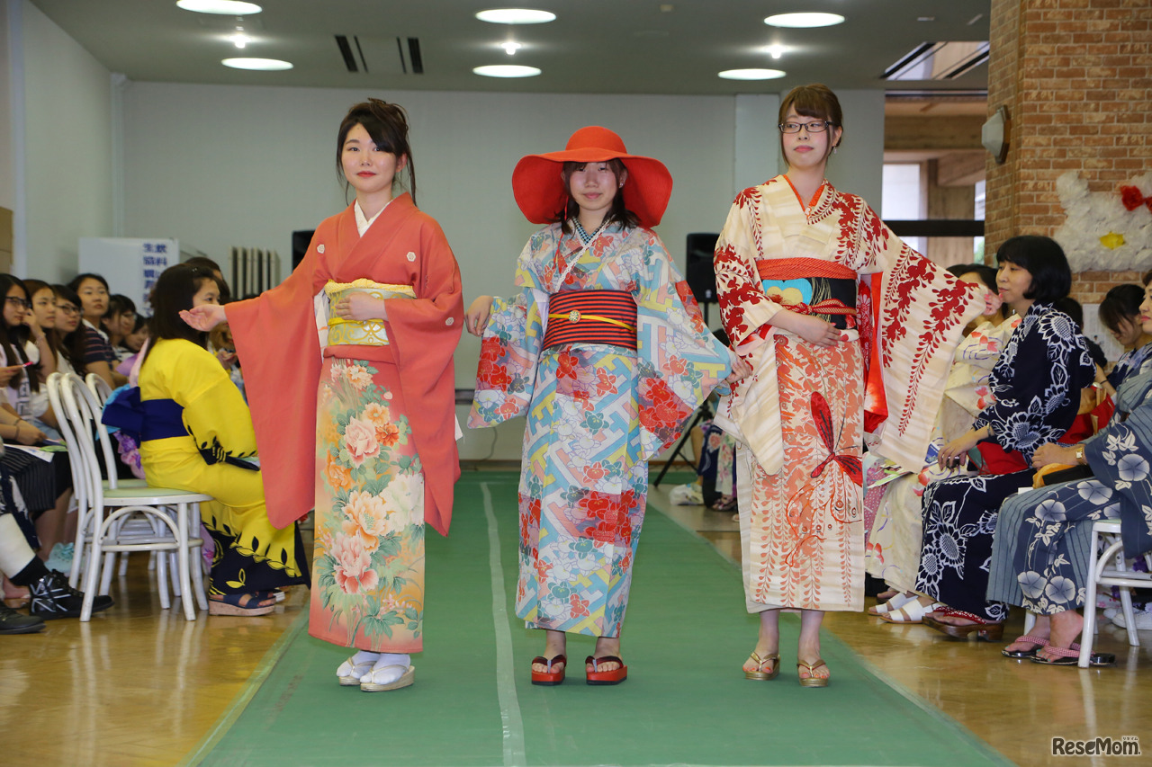 大胆な柄が流行した大正時代の着物。着物にバラのモチーフが用いられるようになったのは大正時代から（撮影：市原達也）