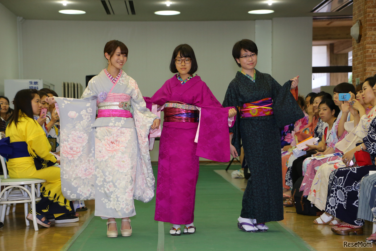 洋服の生地を使った半襟、ラメ入りの新素材、タイの織物を帯に使ったり、ハイヒールを組み合わせるなど、新しいテイストが加わった現代の着こなし（撮影：市原達也）