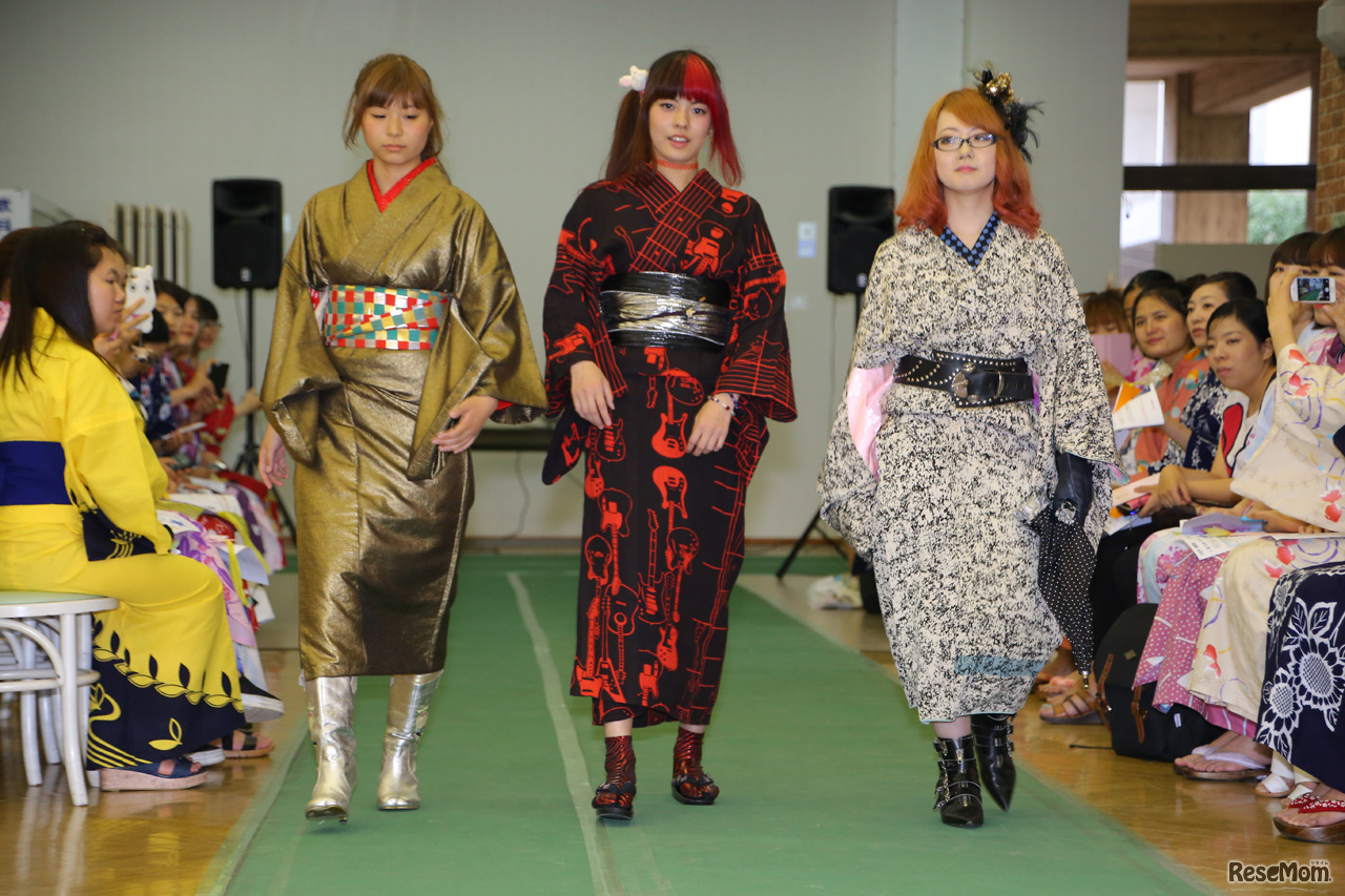 パンク風の色使い、光る素材、革ベルトやブーツとの組合せが斬新な、未来の着物（撮影：市原達也）