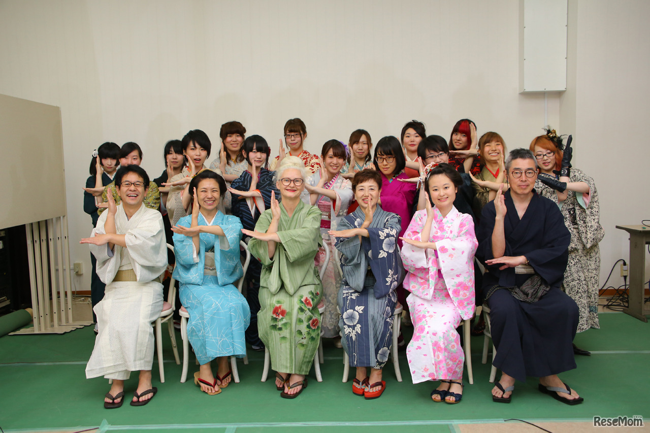 ファッションショーのモデルと関係の方々（撮影：市原達也）