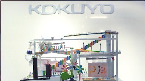 大人も子どももつい目が離せなくなる!? 文房具だけでつくられたボールコースター