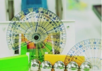 大人も子どももつい目が離せなくなる!? 文房具だけでつくられたボールコースター