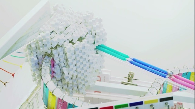 大人も子どももつい目が離せなくなる!? 文房具だけでつくられたボールコースター