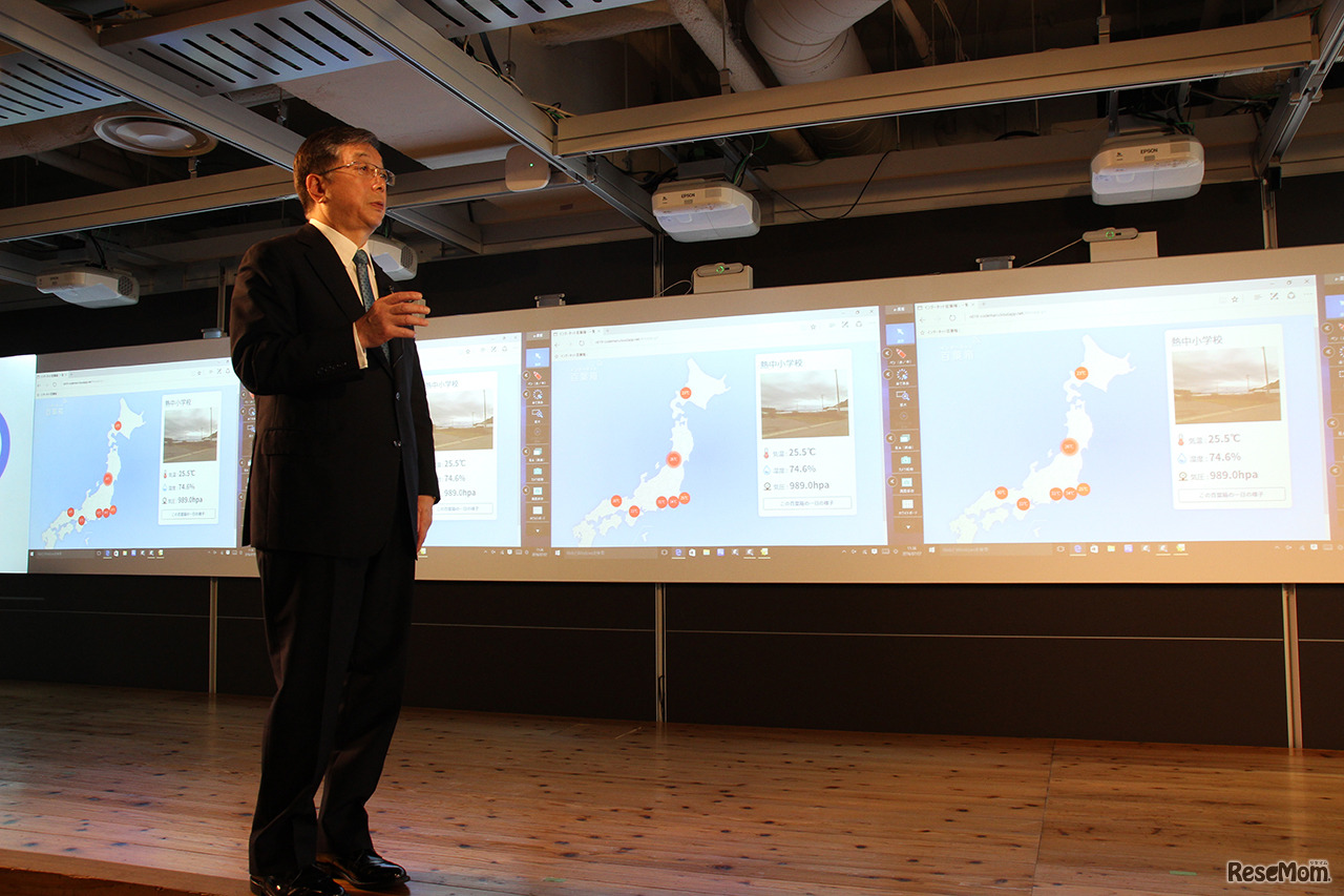 ICT・IoTを活用した教育環境例のデモンストレーションを行う大久保氏。IoTを搭載した百葉箱のデータ活用授業の一場面を再現