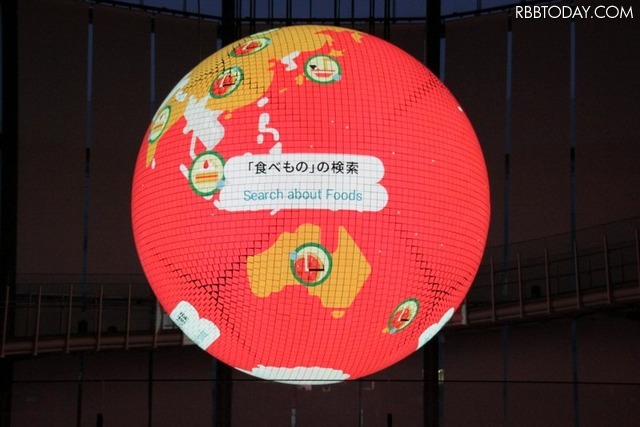 「The Searching Planet 検索する地球」は、約8分間の映像作品。検索に使われたキーワードをもとに、国ごとに関心の高い事象を抽出。地図上にイラストで可視化した