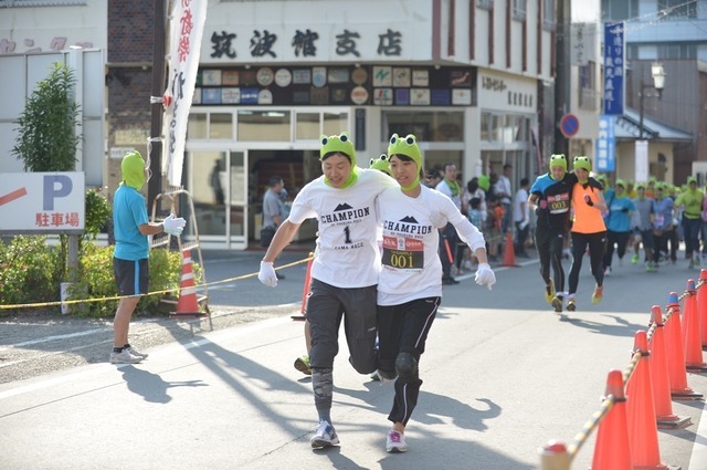 カエル姿で激走する「筑波山がまレース」8/11開催