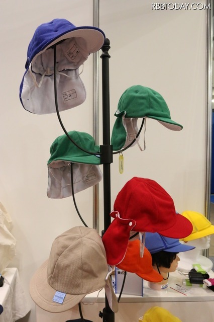 ほっと安心帽シリーズのカラー帽タイプ。頭部の保護と冷感素材による熱中症対策が可能だ（撮影：防犯システム取材班）