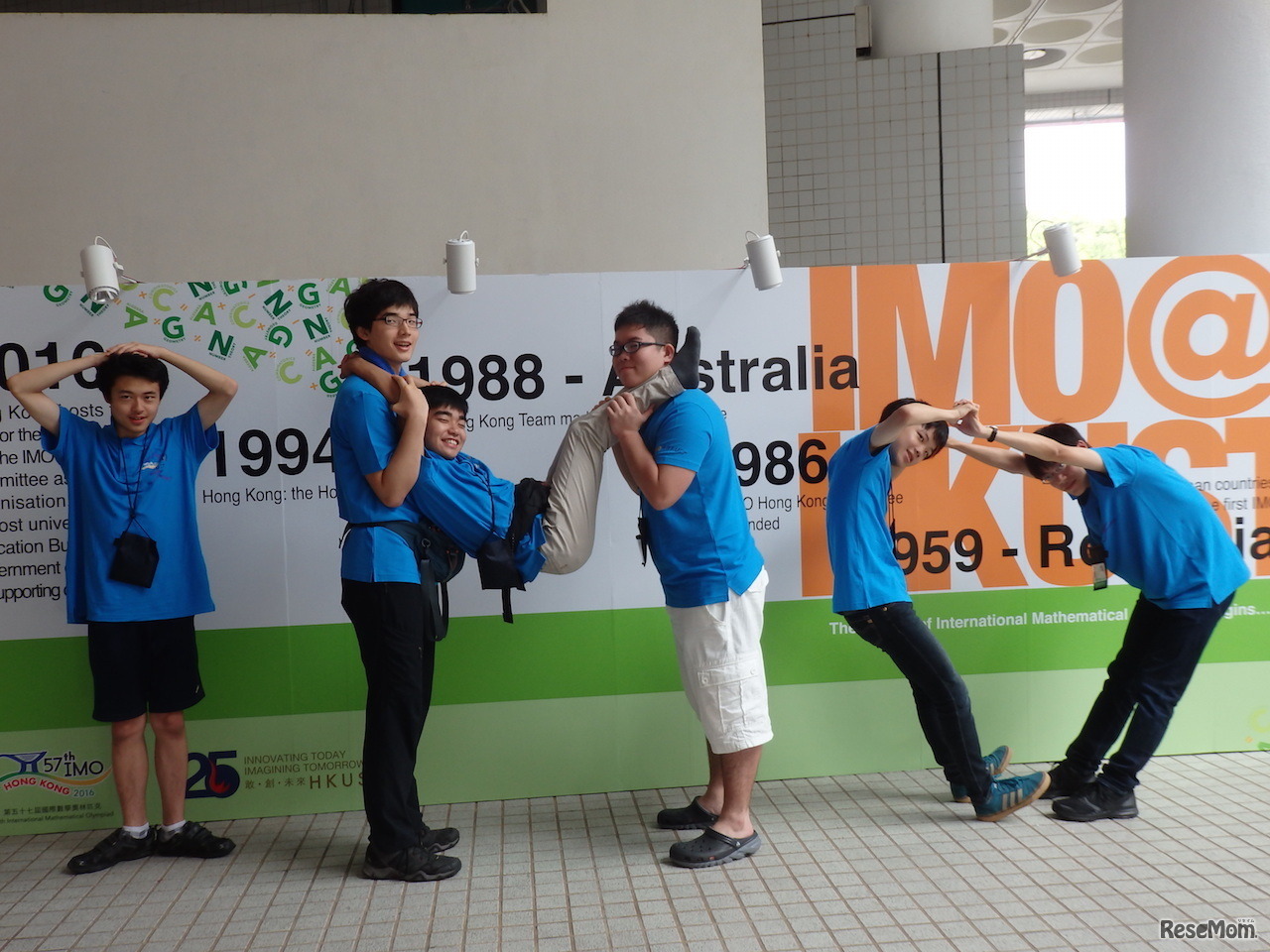 日本代表による国際数学オリンピック（IMO）の人文字　(c) 公益財団法人数学オリンピック財団