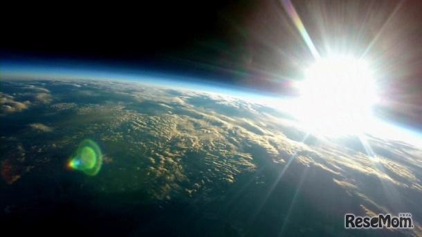 風船に取り付けたカメラからは、宇宙をバックに地球を見下ろした雄大な景色を見ることができる