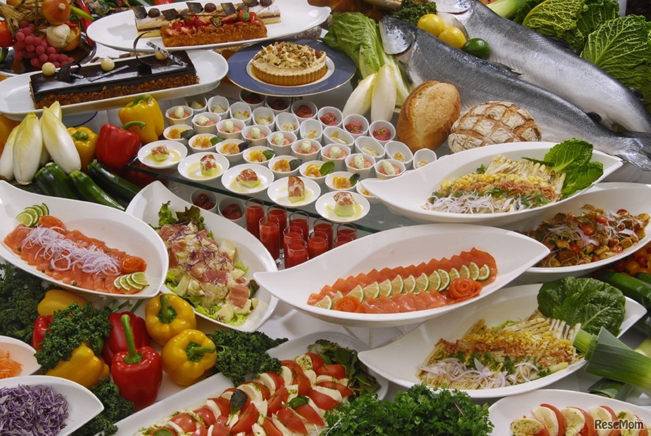 体験の後は家族でホテルブッフェを楽しめる