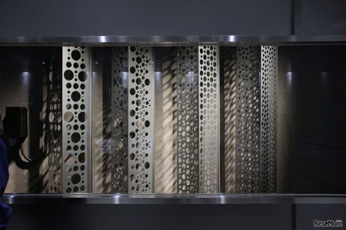 向かって左側の展示スペース。4つの校舎に使われたファサードを展示≪撮影：中尾真二≫