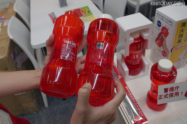 粉末型消火器と違って後片付けが簡単というのもメリットの1つ。使用期限は製造から5年間となっており、同形状で石油類の火災に効果的な「トスアウト」もラインナップされている（撮影：防犯システム取材班）