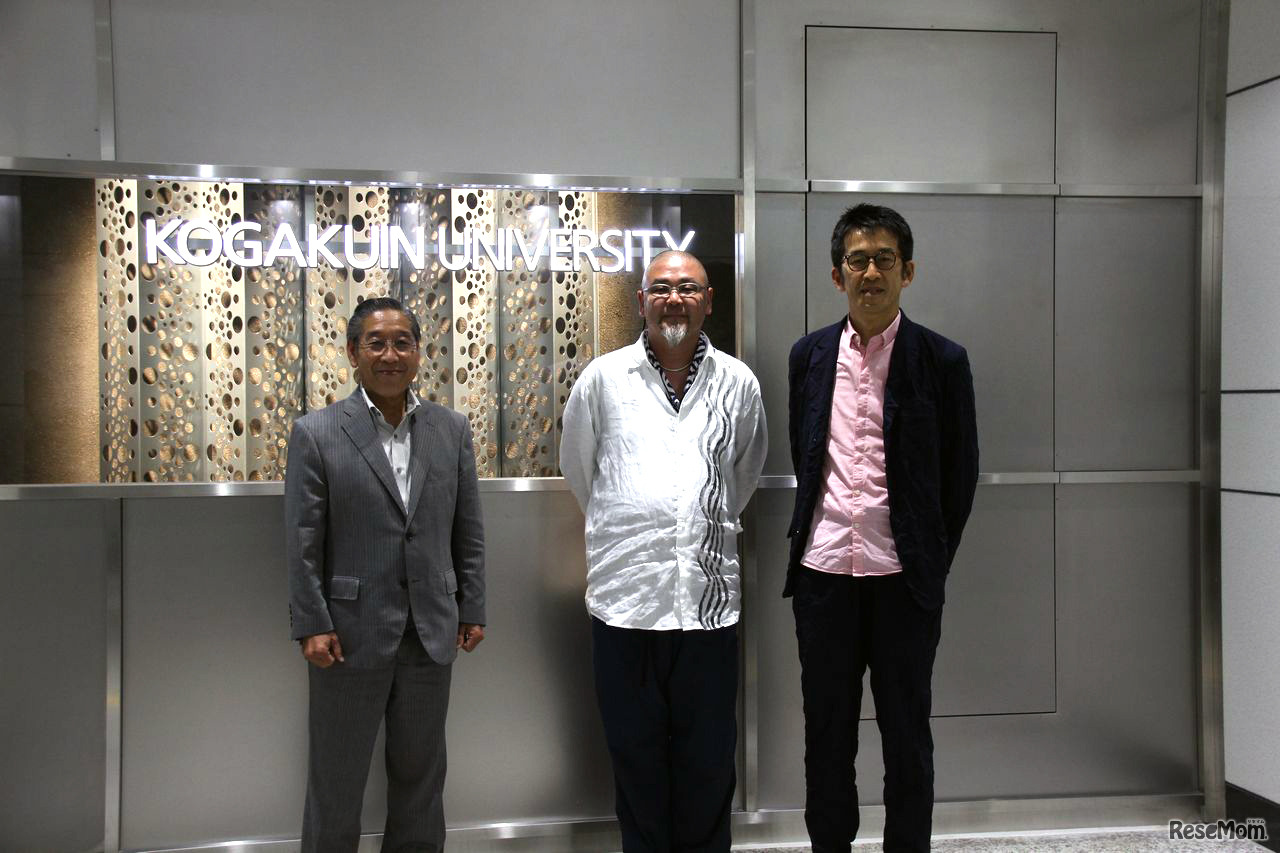 2016年7月21日に公開された工学院大学の情報発信スペース「KU-SITE」　佐藤学長、野老氏、千葉氏らがKU-SITEで記念撮影