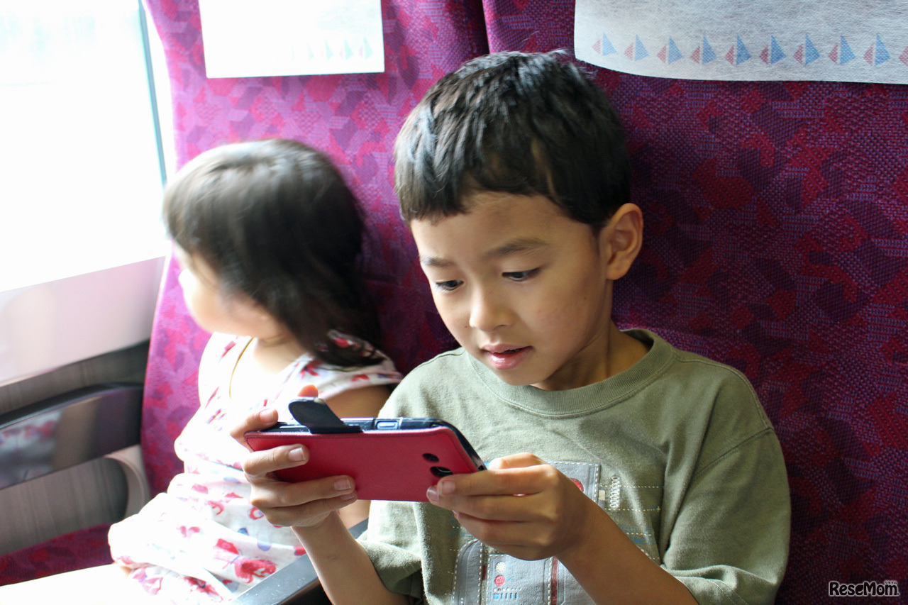 渋滞や長い移動時間も、楽しく遊べる・学べるアプリを利用すれば、親子ともストレスなく過ごせます