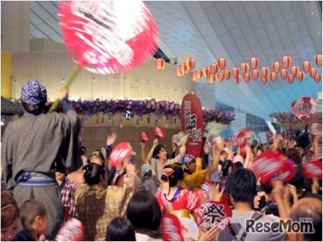 江戸の街並みで開催されるお祭りの雰囲気を演出