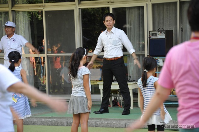 運転免許本部の職員がラジオ体操の会場で“出前”声かけ（30日・文京区）