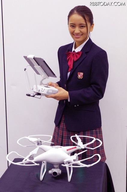 「現役高校生代表」として発表会に出席したタレントの岡田結実は、お笑いコンビ「ますだおかだ」の父・岡田圭右のネタも披露。自身が一眼レフでの撮影を趣味としていることもあり、ドローンの空撮に関して興味を寄せていた（撮影：防犯システム取材班）