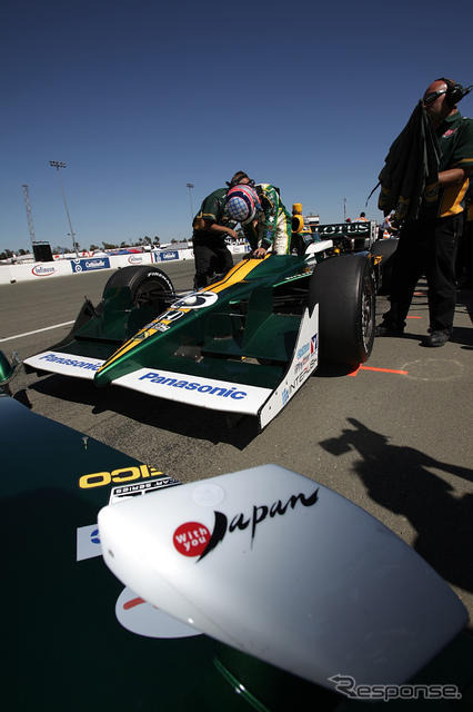 佐藤琢磨選手のマシンには、被災した子ども達を支援する活動「With You Japan」のロゴが掲げられている。