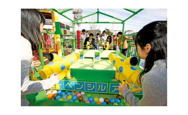 ハサミやペンシル、定規などの文房具をモチーフにしたミニゲームを遊ぶと、『たまゴロ―』のボールの軌道が変わる