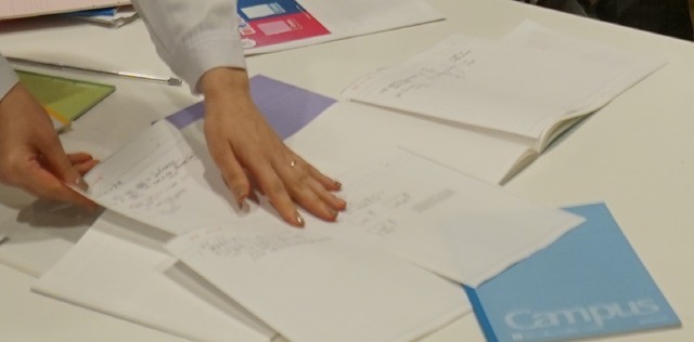 参加してくれた中高生が持ってきてくれたノートを確認しながらコクヨの先生がアドバイス