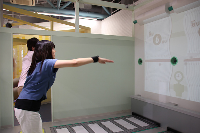 紙をカット！　キャンパスノートの製造過程がモチーフになっている　（キャンパスチャレンジのようす）