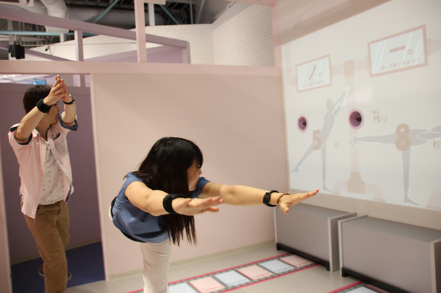 示されたポーズをトレース、同時最大参加人数は3人　（キャンパスチャレンジのようす）