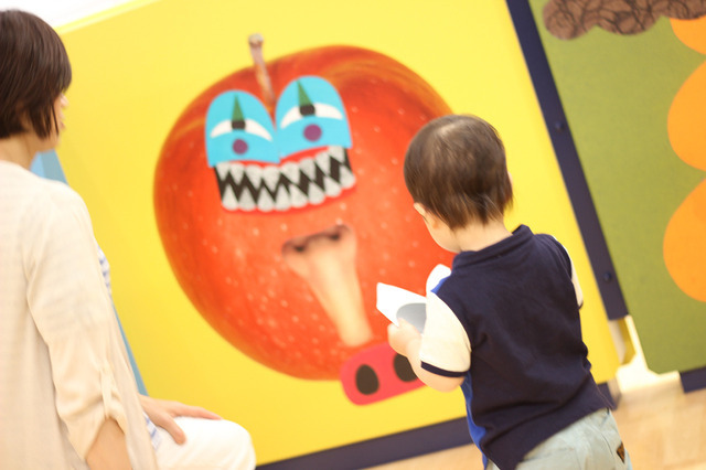 コクヨのえほんの世界で楽しむ遼太くん　顔のパーツをあっちへ、こっちへ　まるで福笑いみたいね　（キャンパスチャレンジのようす）