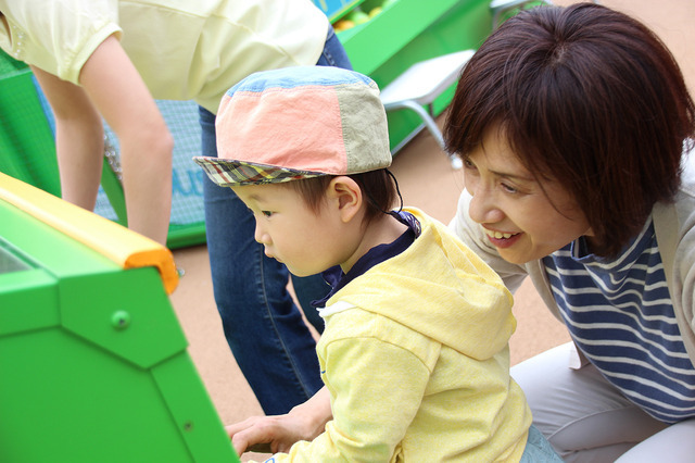 家族みんなで挑戦！　（ちえくらべ「たまゴロー」のようす）