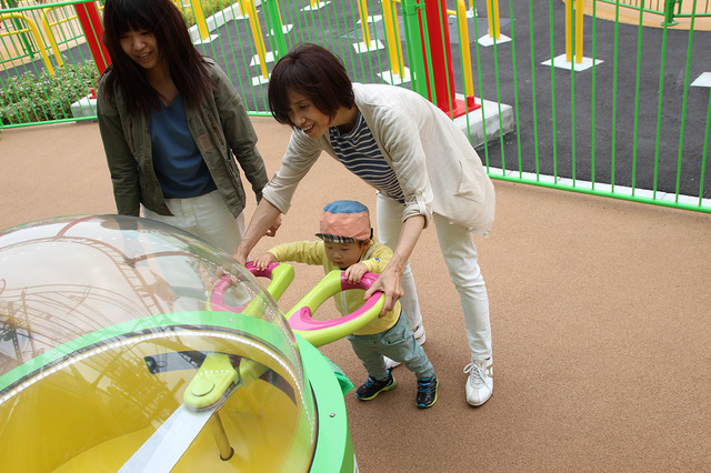 家族みんなで挑戦！　（ちえくらべ「たまゴロー」のようす）