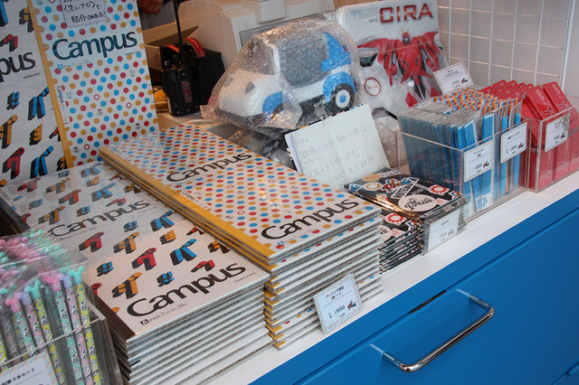 BUNGUファクトリー前で見つけたお土産ワゴン。バラまきお土産に最適なお菓子のほか、グッジョバ!!限定の2連キャンパスノートも発見！