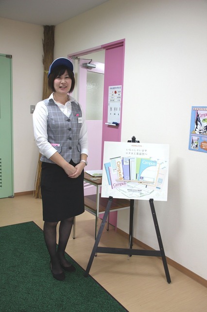 工場見学案内人の増田さん。よどみなく高らかにキャンパスノートの作り方を説明してくれました