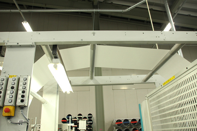 印刷された紙は機械に巻き取られ、二つ折りにされたのち中紙と表紙・裏紙をセットする工程へ進みます