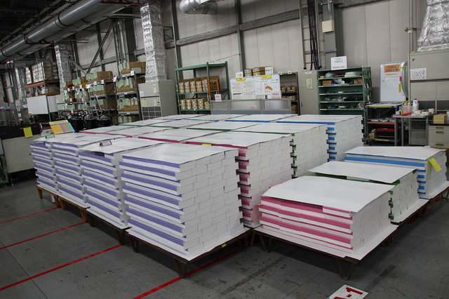 出荷を待つキャンパスノート。この中の1冊が、皆さんの手元に届いているかもしれませんね