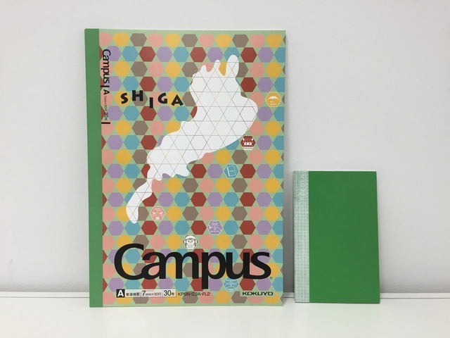 滋賀工場限定発売ノート（写真左）、端材が生まれ変わった「ミニノート」（写真右）。いずれもWebやイベントでも販売されない完全工場限定品です