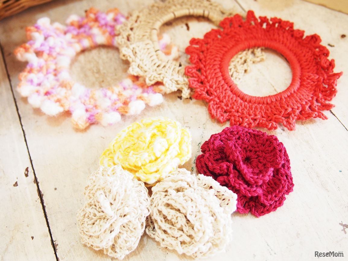 かぎ針で編むシュシュ・ブローチ