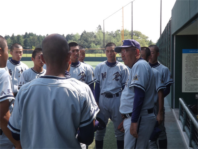 試合後に、選手たちと試合を振り返る宮本監督