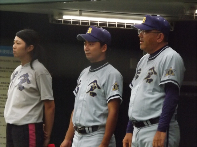 片倉・宮本監督（右端）、本城コーチ（中）と女子マネージャー