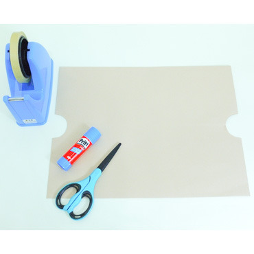 ２）大きな封筒の封をテープでとめたら、上部と下部にマグネットバーが入るくらいの穴をあける。