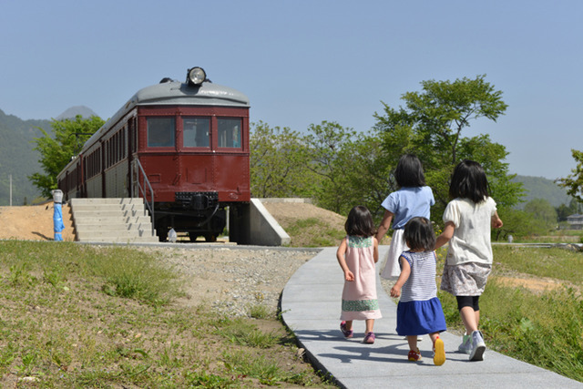 黒柳徹子による自伝的物語『窓ぎわのトットちゃん』の世界を再現した「トットちゃん広場」がオープン