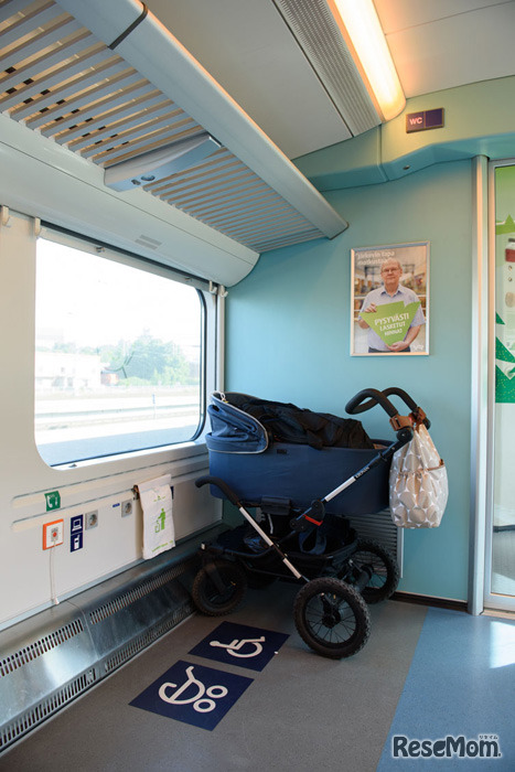 電車の中にはベビーカーのマークが明記されている。子連れでの移動も楽そうだ（撮影：松永光希）