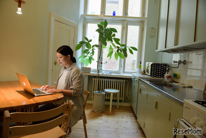 キッチンでも事務仕事なら作業可能。たおちゃんが眠っている今がチャンス！（撮影：松永光希）