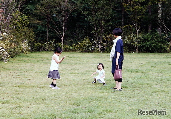 自然を感じられる広々とした庭からは、ひとつひとつ丁寧に作業する職人たちのようすを自由に見学できる