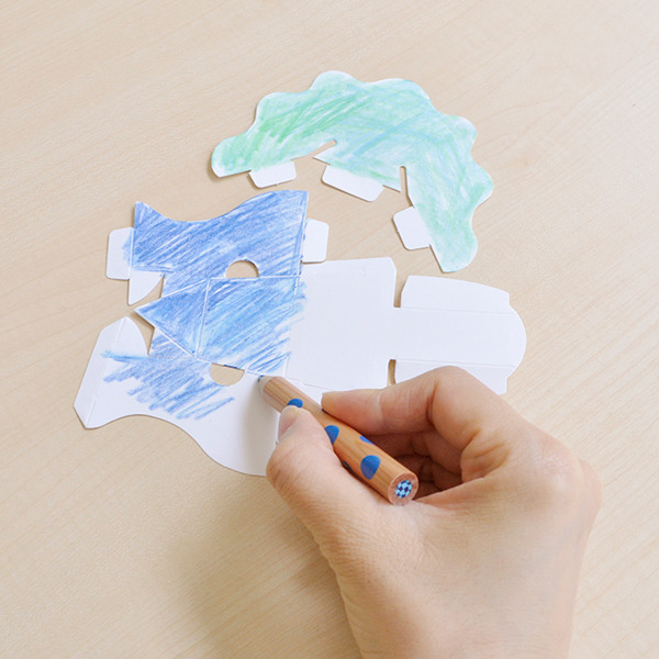 トリケラトプスに好きな色を塗る