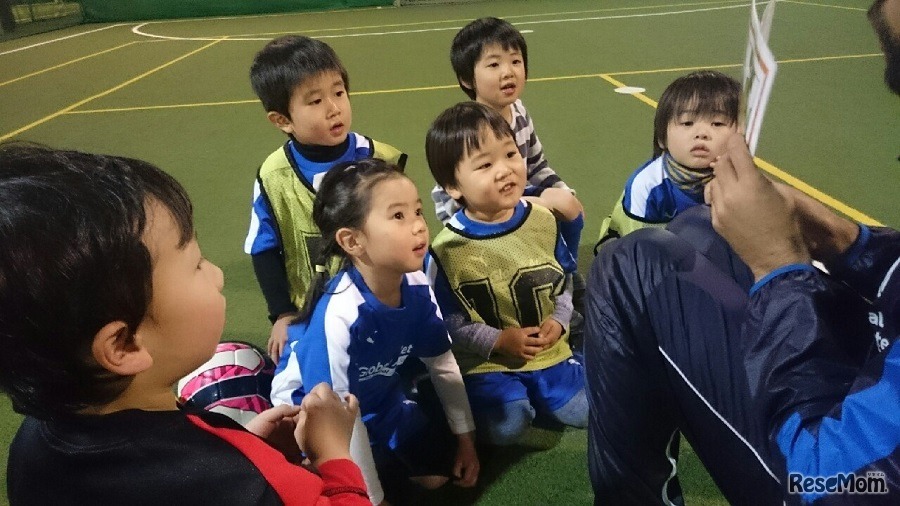 日常の英会話をサッカーを通じて学び、サッカーも英語も好きになるという