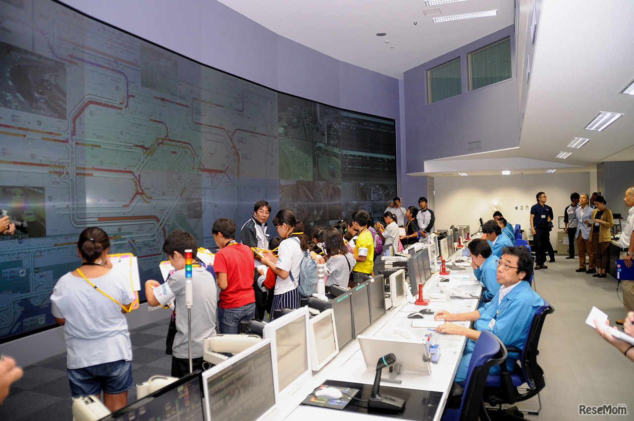 事故や渋滞などの交通情報を、24時間365日見守る交通管制室　＜撮影：稲葉九＞