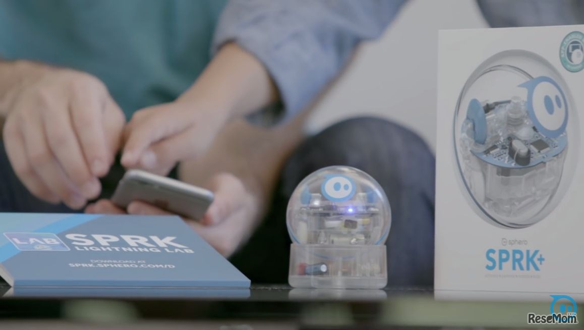 Sphero「SPRK+」　親子で楽しみながら遊ぶようす　（画像はSphero「SPRK+」公式動画の一部）